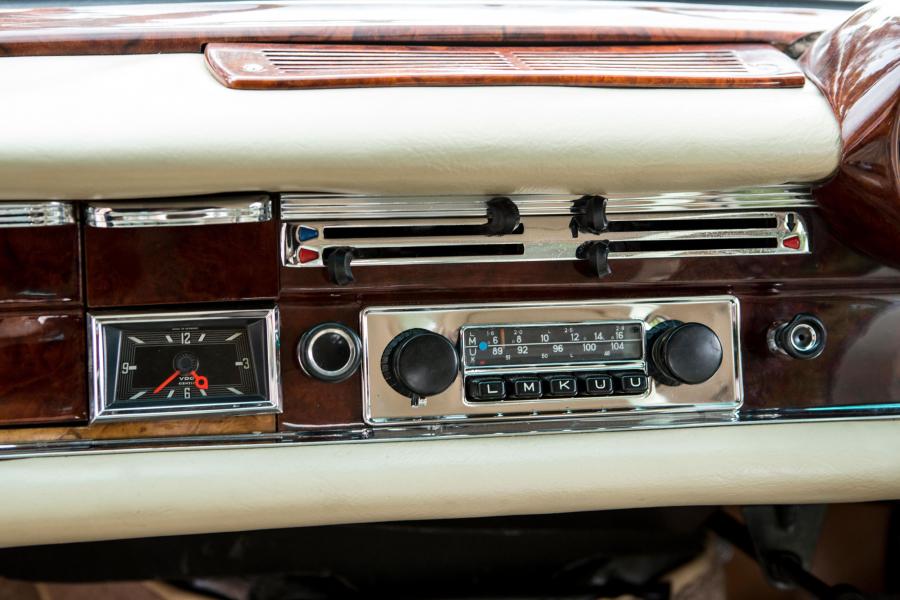 Детали интерьера Mercedes-Benz 220 SEb Coupe (W111) 1959 года  (UK) (фото 11 из 13)